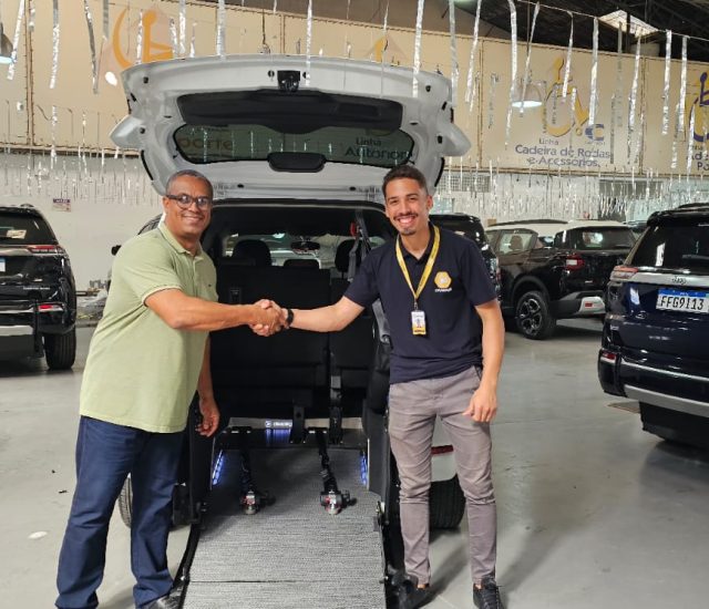Instituto Acolher Recebe Veículo Adaptado para Transporte de Crianças e Adolescentes em Pontal